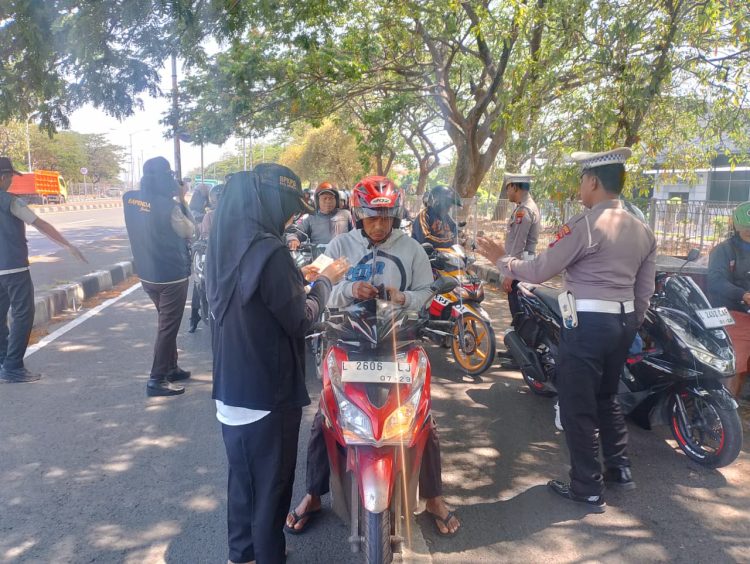 Operasi Gabungan Polsek Kenjeran dan UPT PPD Surabaya di Pos Lantas Suramadu
