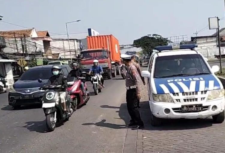 Pemantauan Arus Lalu Lintas di Sekitar SPBU Jalan Kalianak oleh Polsek Krembangan