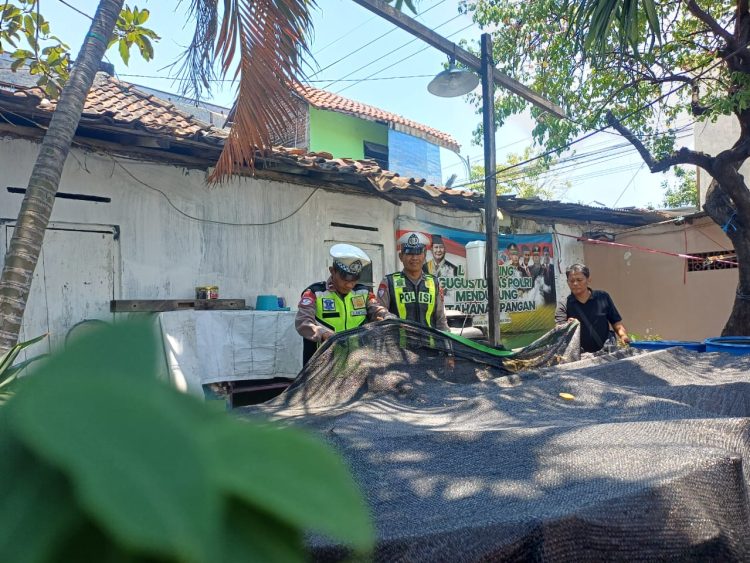 Personil Polsek Semampir Laksanakan Patroli Harkamtibmas di Pos Kamling Kampung Tangguh untuk Pemantauan Program Budidaya Ikan Lele