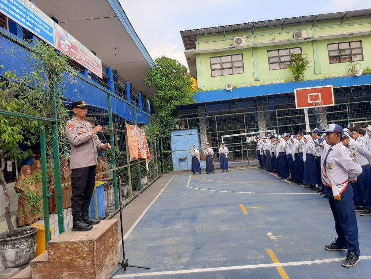 Pesan Kasat Binmas Polres Tanjung Perak di SMPN 7 Surabaya: Jauhi Narkoba dan Judi Online.