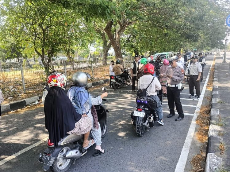 Operasi Gabungan Penertiban Pajak Kendaraan R2 Polsek Kenjeran Berjalan Tertib dan Lancar