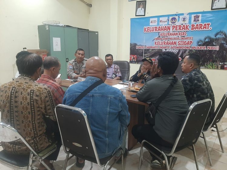 Rapat Koordinasi Bhabinkamtibmas dan Lurah Perak Barat Bahas Penertiban PKL di Jalan Tanjung Sadari