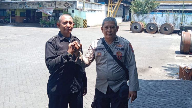 Polsek Asemrowo Beri Himbauan Kamtibmas Kepada Karyawan PT. Surya Mas Mega Steel di Jalan Greges Barat