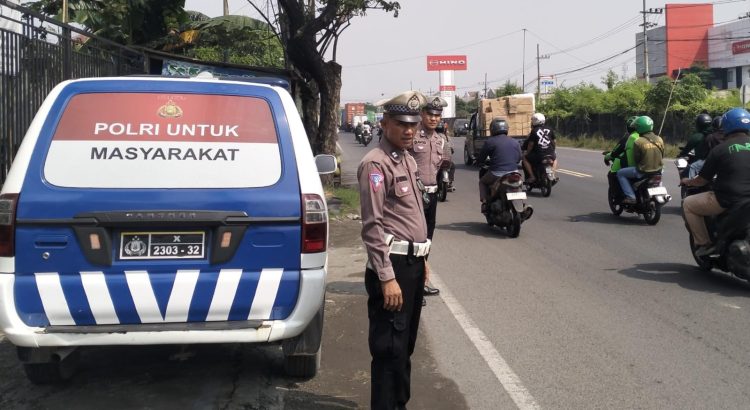Pemantauan Arus Lalu Lintas oleh Polsek Krembangan di Jalan Kalianak Berjalan Lancar