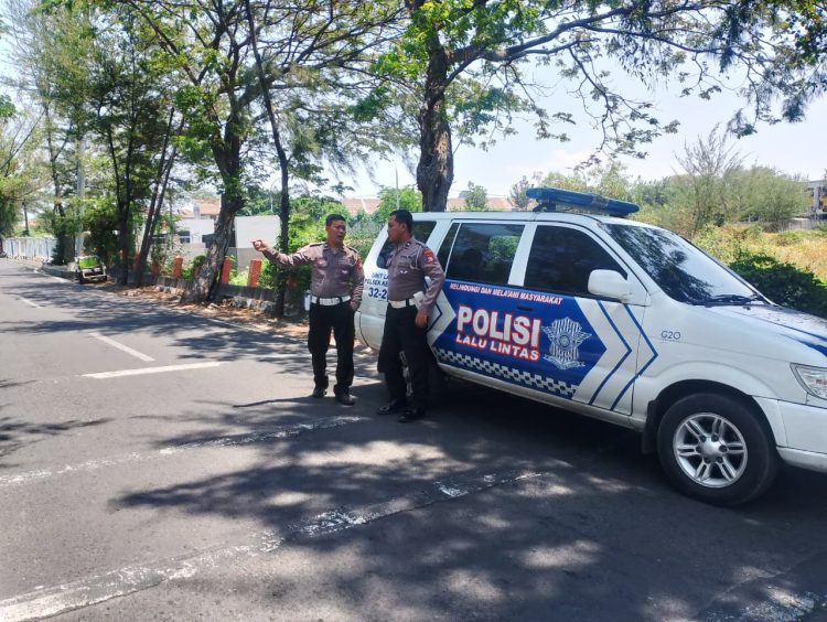 Patroli Kewilayahan Polsek Kenjeran di Sepanjang Pantai Batu-Batu Berjalan Kondusif