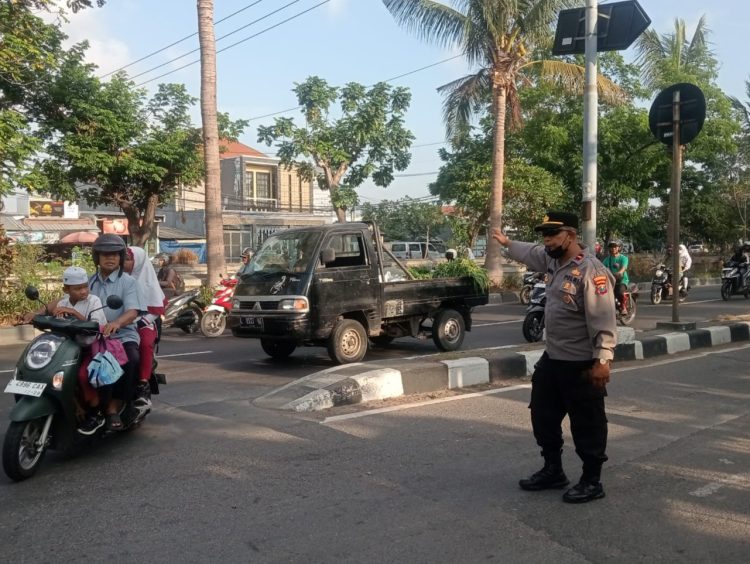 Personil Polsek Kenjeran Laksanakan Giat Gatur Lalin di Pertigaan SMAN 19 Surabaya untuk Wujudkan Keamanan dan Ketertiban Lalu Lintas