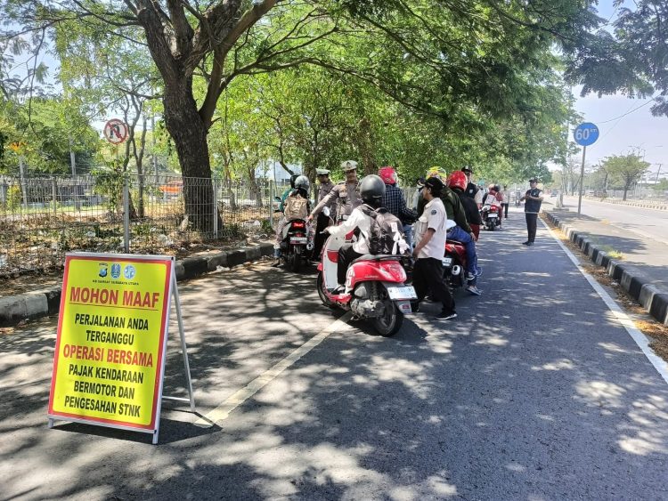 Polsek Kenjeran Bersama Bapenda Gelar Operasi Pajak Kendaraan di Depan BPWS