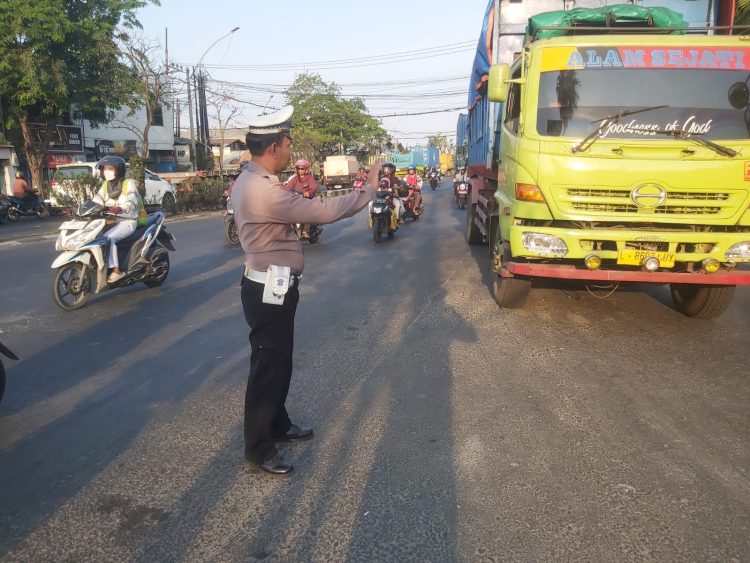Personil Polsek Krembangan Laksanakan Giat Protap Sore di Pertigaan Mbah Ratu, Antisipasi Kemacetan dan Arus Pulang Kerja