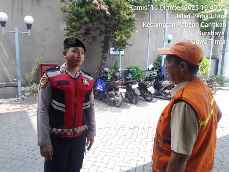 Unit Patroli Perintis Presisi Satsamapta Polres Pelabuhan Tanjung Perak Laksanakan Patroli Kota Presisi di Jalan Perak Utara