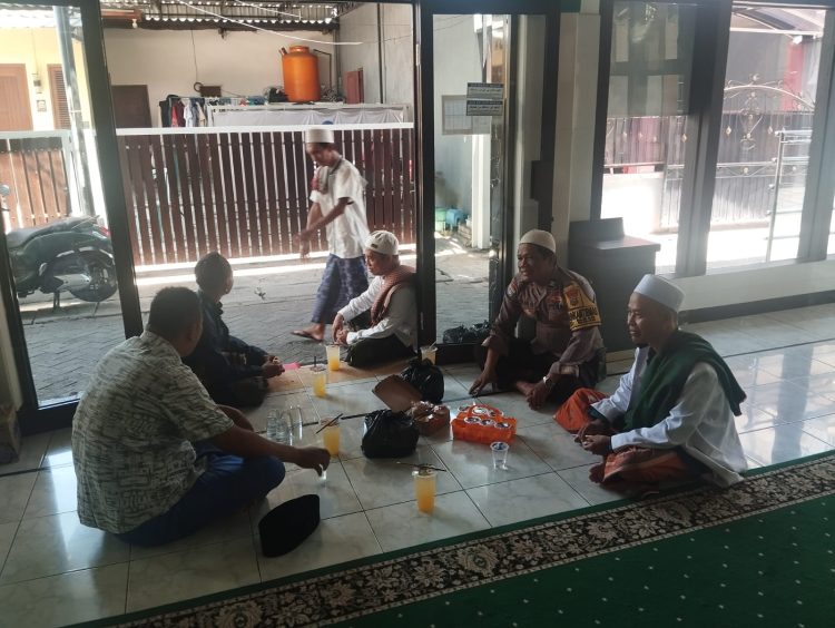 Bhabinkamtibmas Kelurahan Bulak Sampaikan Pesan Kamtibmas Usai Sholat Jumat di Masjid Al-Munawaroh