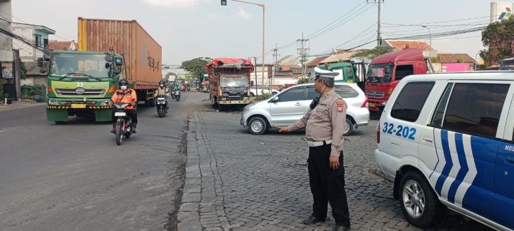 Polsek Krembangan Laksanakan Patroli Pantau Arus Lalu Lintas di Depan SPBU Morokrembangan