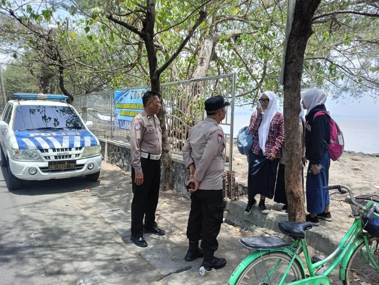 Personil Polsek Kenjeran Gelar Patroli di Kawasan Pantai Batu-Batu, Tegur Pelajar yang Nongkrong Saat Jam Sekolah