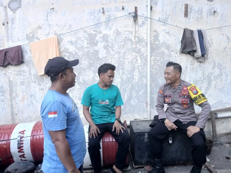 Bhabinkamtibmas Kelurahan Bongkaran Lakukan Sambang Warga Semut Kali untuk Himbau Kewaspadaan Kamtibmas