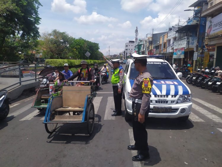 Polsek Semampir Gelar Patroli Harkamtibmas di Depan Pintu Masuk Religi Sunan Ampel
