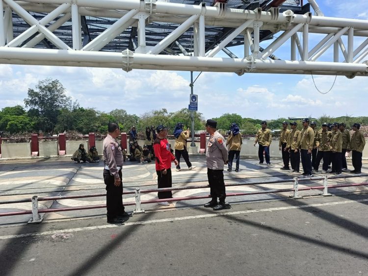 Polsek Kenjeran Laksanakan Patroli Dialogis dengan Guru dan Murid SMP Muhammadiyah di Atas Jembatan Suroboyo