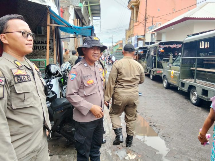 Bhabinkamtibmas Kelurahan Bulak Banteng Bersama Unsur Terkait Laksanakan Penertiban PKL di Depan Pasar Bhineka