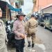 Bhabinkamtibmas Kelurahan Bulak Banteng Bersama Unsur Terkait Laksanakan Penertiban PKL di Depan Pasar Bhineka