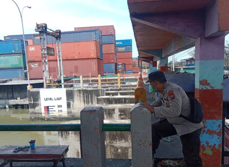 Polsek Asemrowo Laksanakan Patroli Pemantauan di Pintu Air Balong II