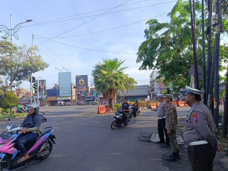 Polsek Krembangan Laksanakan Pemantauan Arus Lalu Lintas Pagi di Simpang Tiga Mbah Ratu