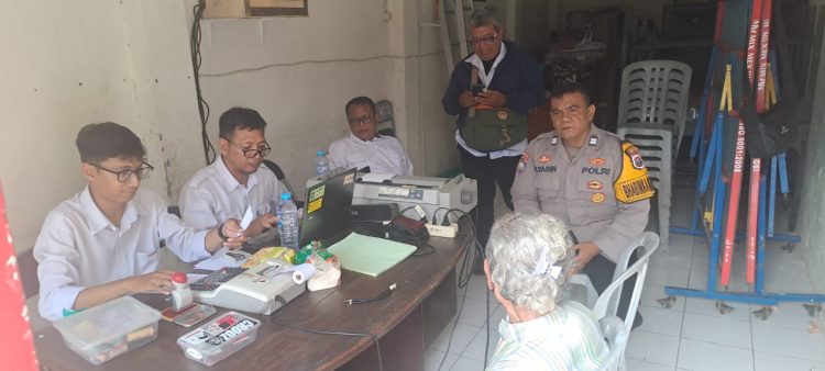 Bhabinkamtibmas Krembangan Utara Kawal Petugas Bapenda dalam Pelayanan Pembayaran PBB Warga Pesapen Lor
