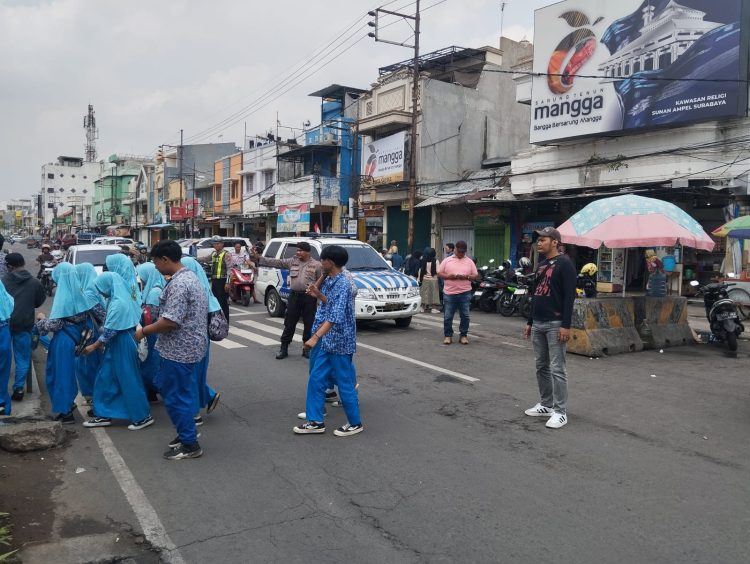 Polsek Semampir Laksanakan Patroli Harkamtibmas di Kawasan Religi Ampel