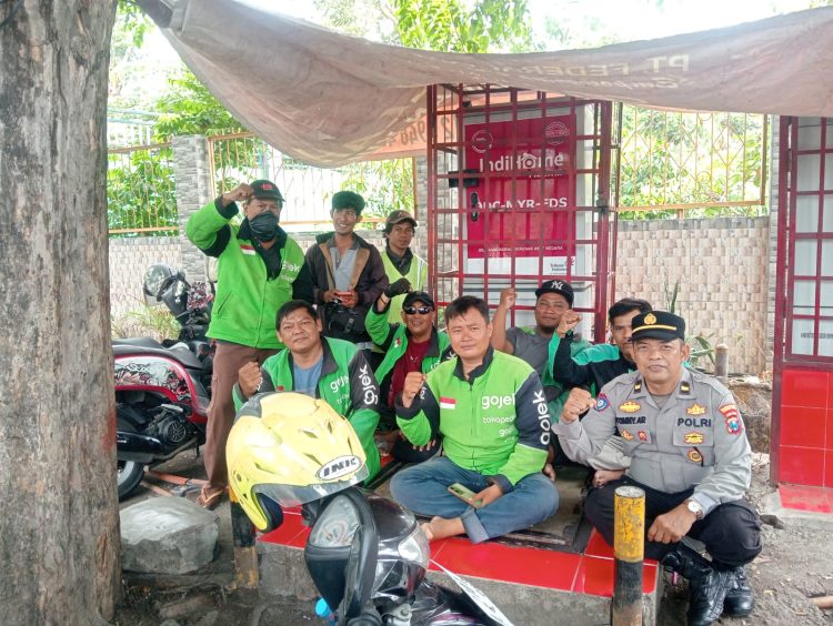 Panit Binmas Polres Pelabuhan Tanjung Perak Cangkruan Bersama Komunitas Ojol di Jalan Nambangan