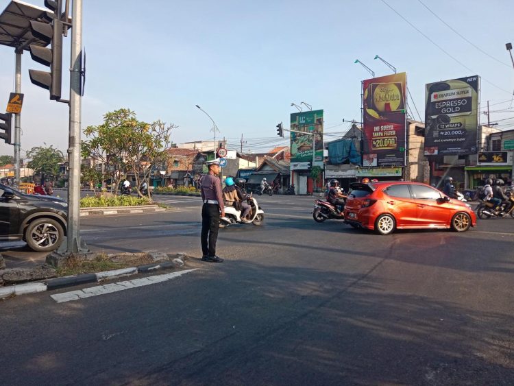 Polsek Krembangan Laksanakan Pengaturan dan Pengawalan Arus Lalu Lintas Pagi di Pertigaan Mbah Ratu