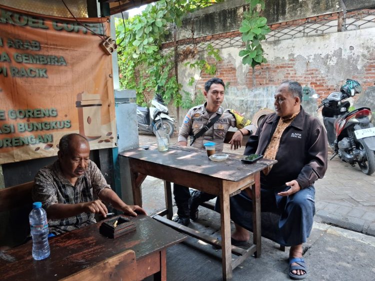 Bhabinkamtibmas Ampel Gelar Cangkrukan dan Dialogis Bersama Ketua RT Ajak Warga Jaga Keamanan Lingkungan