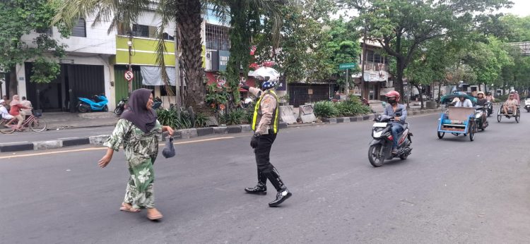 Satlantas Polres Pelabuhan Tanjung Perak Gelar Patroli dan Penindakan Pelanggaran Rambu Larangan di Jalur Rawan Macet