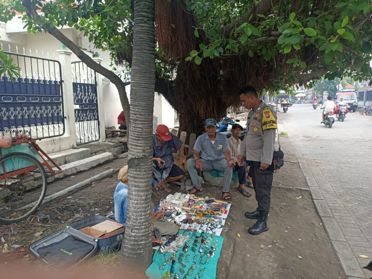 Bhabinkamtibmas Ujung Ajak Warga Jatipurwo Jaga Keamanan dan Kebersihan Lingkungan
