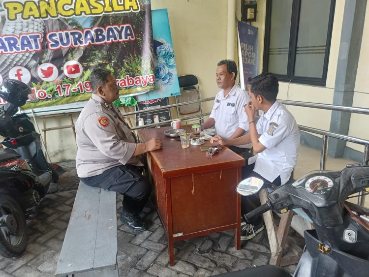 Personel Polsek Krembangan Laksanakan Patroli dan Sambang Bersama Staf Kelurahan Perak Barat Jaga Situasi Tetap Kondusif