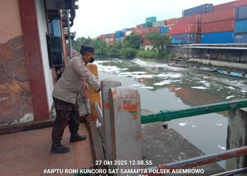 Personil Polsek Asemrowo Laksanakan Pengecekan Debit Air di Pintu Air Balong II Antisipasi Kerawanan dan Potensi Banjir