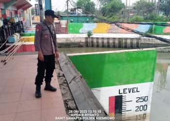Polsek Asemrowo Laksanakan Pemantauan Debit Air di Pintu Air Balong II