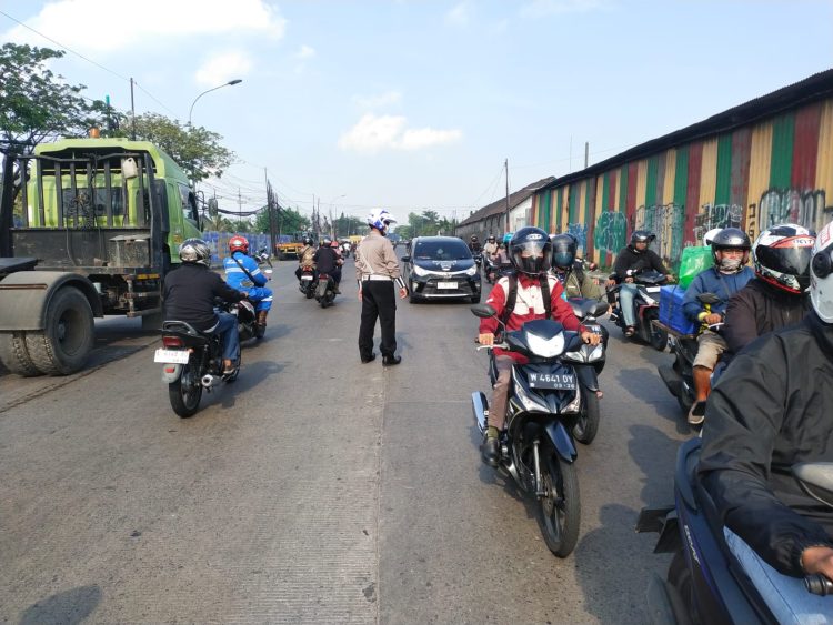 Satlantas Polres Pelabuhan Tanjung Perak Gelar Patroli dan Penindakan Dakgar Lalu Lintas di Jalur Rawan Pelanggaran