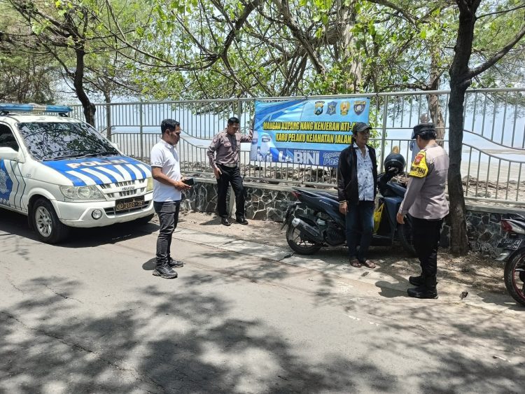 Polsek Kenjeran Laksanakan Patroli dan Himbauan Kamtibmas di Kawasan Pantai Batu-Batu