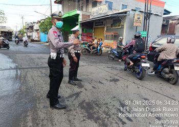 Polsek Asemrowo Laksanakan Pelayanan Pagi di Perlintasan Kereta Api Jalan Tambak Mayor