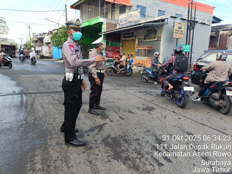 Polsek Asemrowo Laksanakan Pelayanan Pagi di Perlintasan Kereta Api Jalan Tambak Mayor