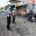 Polsek Asemrowo Laksanakan Pelayanan Pagi di Perlintasan Kereta Api Jalan Tambak Mayor