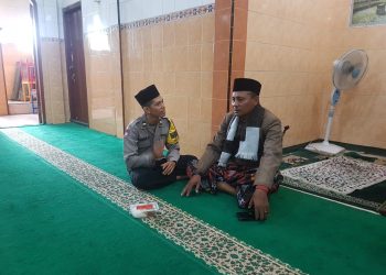 Bhabinkamtibmas Asemrowo Laksanakan Program Jumat Darling di Masjid Al-Hidayah