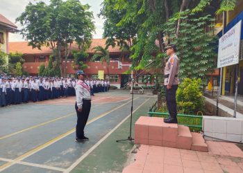 Kapolsek Asemrowo Jadi Inspektur Upacara di SMP Negeri 42 Surabaya, Sampaikan Pesan Hukum dan Disiplin Siswa