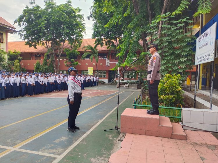Kapolsek Asemrowo Jadi Inspektur Upacara di SMP Negeri 42 Surabaya, Sampaikan Pesan Hukum dan Disiplin Siswa