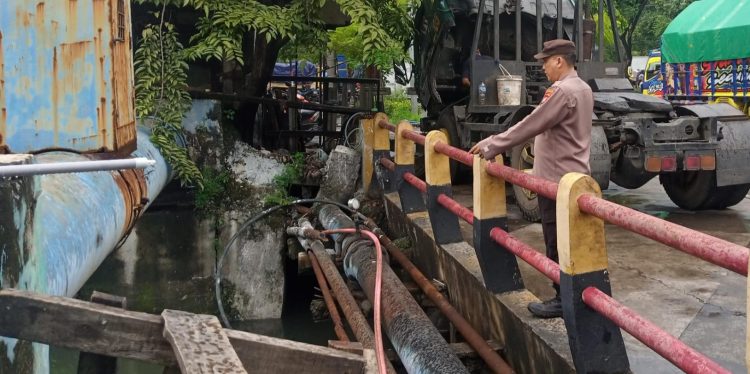 Personel Polsek Krembangan Laksanakan Patroli Harkamtibmas di Sekitar Jalan Demak Surabaya