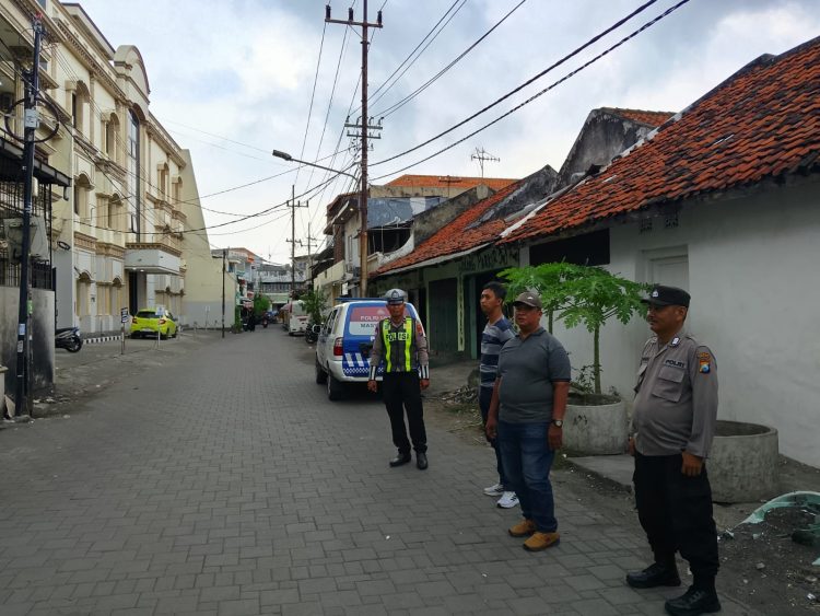Polsek Semampir Gelar Patroli Harkamtibmas Antisipasi Gangguan Kamtibmas di Jalan Pertukangan