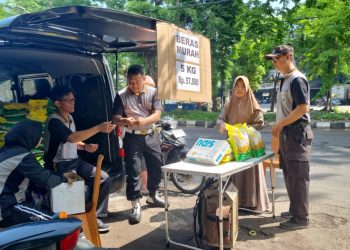 Penjualan Beras Murah SPHP Bulog di Jalan Dukuh Surabaya Berjalan Lancar dan Disambut Antusias Warga