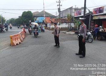 Polsek Asemrowo Gelar Giat Pos Awal di Perlintasan Kereta Api Tambak Mayor