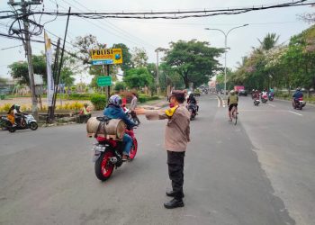 Personil Polsek Kenjeran Laksanakan Pengaturan Arus Lalu Lintas di Pertigaan Jalan Nambangan