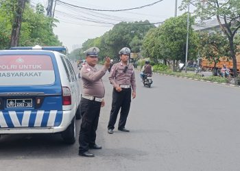 Personel Polsek Krembangan Laksanakan Pemantauan Arus Lalu Lintas di Sekitar TL Mbah Ratu