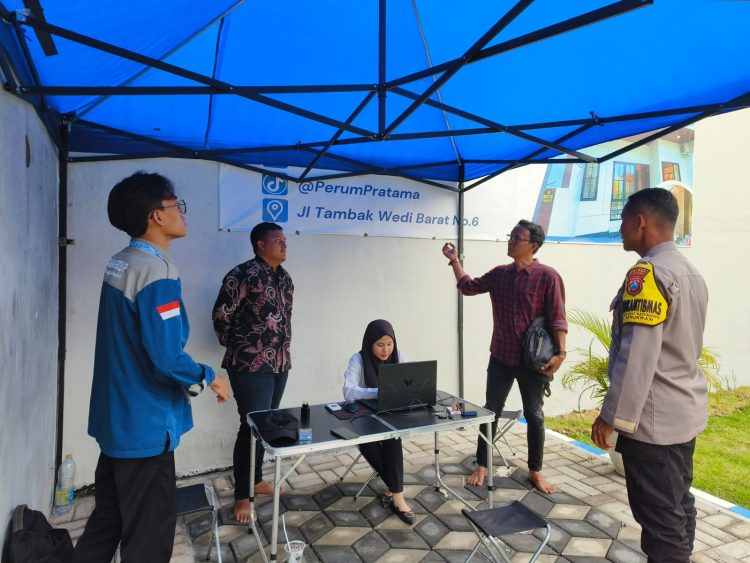 Bhabinkamtibmas Takal Kedinding Polsek Kenjeran Sambang Warga dan Berikan Himbauan Antisipasi Curanmor di Perumahan Griya Pratama