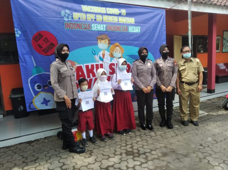 Dipangku dan Tos! Trauma Healing Vaksinasi dari Polisi ke Siswa SD di Bondowoso