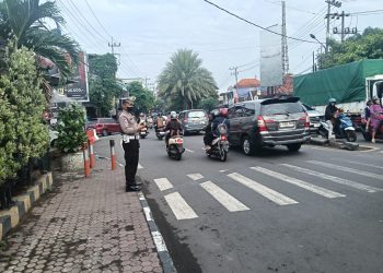 Polsek Semampir Laksanakan Giat Pos Awal dan Pemantauan Arus Lalin di TL Karang Tembok